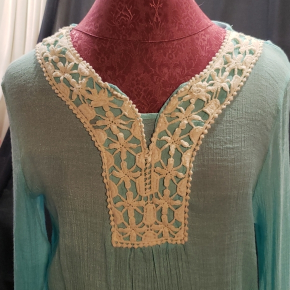 Aqua Sz Lg - long sleeve tunic trimmed with white - Picture 2 of 5